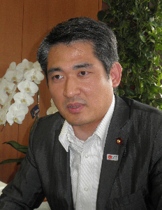 津川政務官